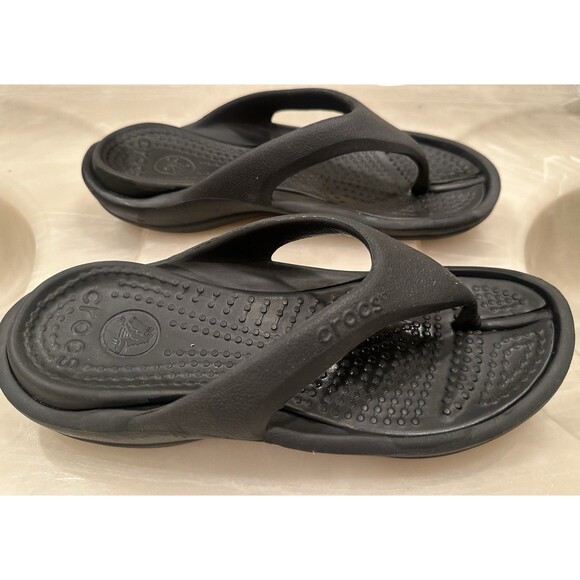 Crocs Unisex Black Thong Sandals Woman’s 8 Men’s 6 - Picture 3 of 5